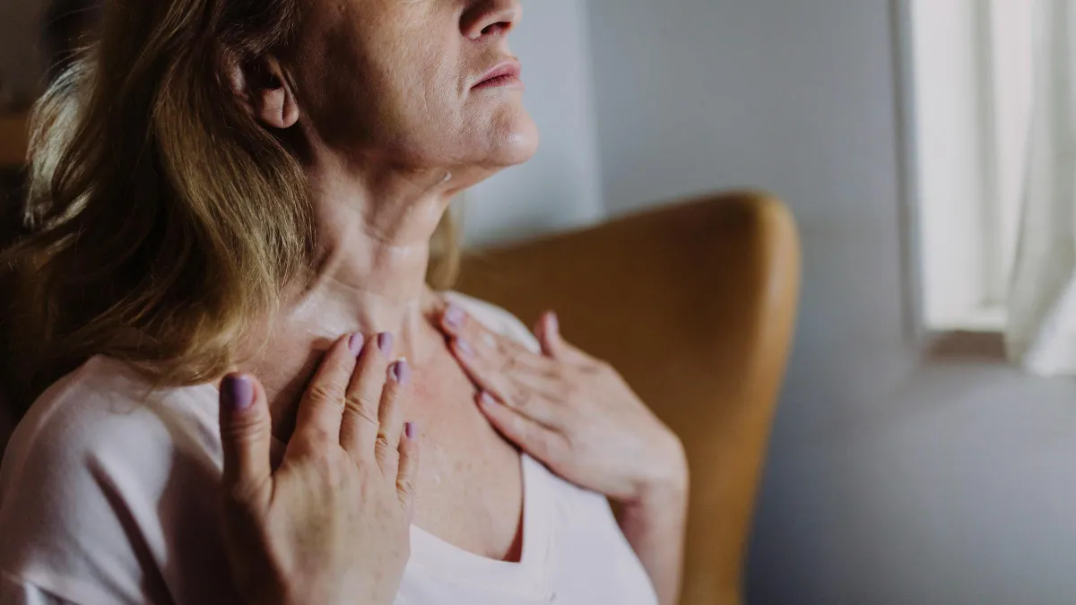 Donna che si prende cura della pelle del corpo, tema della perdita di tonicità